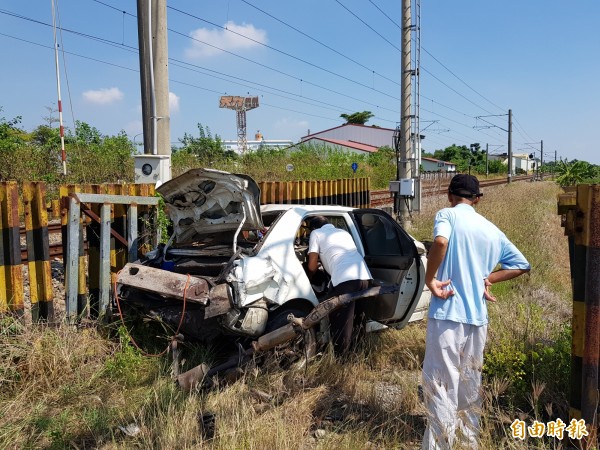 嘉田里平交道事故車輛移除，死者陳姓男子的父親檢視兒子車上物品。（記者王涵平攝）