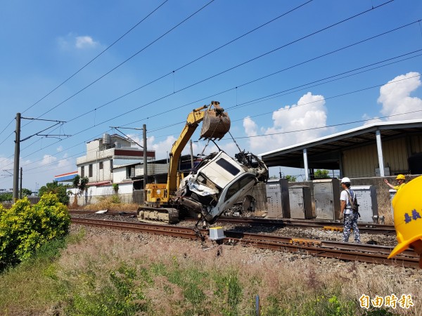 台南後壁區嘉田里平交道事故車輛移除，恢復雙向通車。（記者王涵平攝）