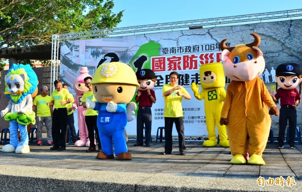 各界貴賓也在台上與各局處公仔一起舞動，帶領民眾做健康操。（記者吳俊鋒攝）