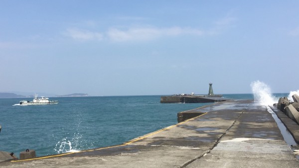受到泰利颱風外圍環流影響，和平島出現湧浪將無人小貨車捲入海中（記者吳昇儒翻攝）