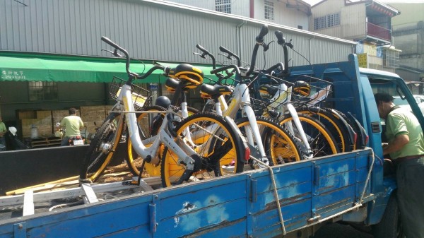 5部oBike單車上鎖，河川保育志工還得以貨車載至當初規劃的停放點。 （圖：南投縣埔里鎮河川生態保育協會提供）