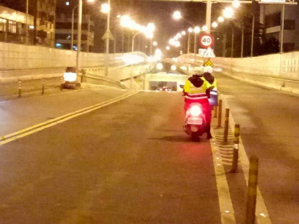 台北市警方將走在基隆路高架橋的酒醉女子護送下橋。（記者姚岳宏翻攝）