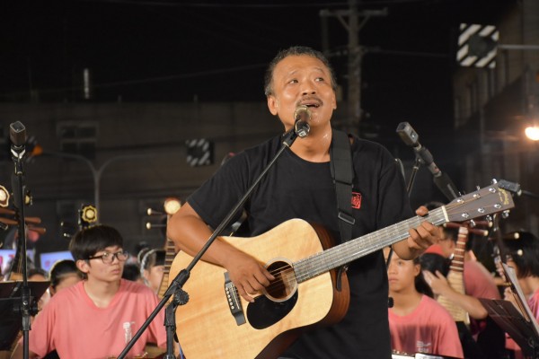 金曲歌王謝銘祐為「台江拜溪墘音樂會」獻聲。（社大台江分校提供）