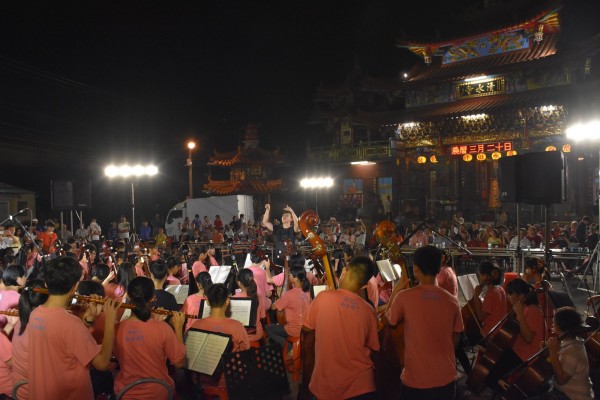 在公親寮清水寺廣場舉辦「台江拜溪墘音樂會」。（社大台江分校提供）