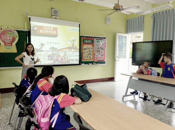 桃源區興中國小老師金秀珠，擔任帶班教師一年，很關心每位孩童學習情形，利用群組隨時掌握學生學習進度。（教育局提供）