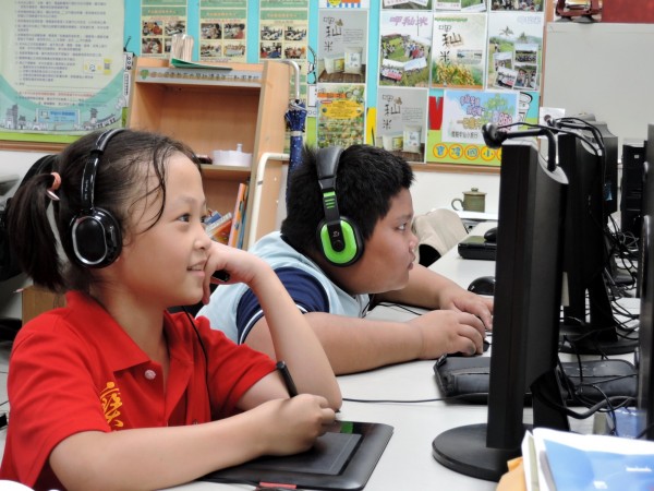 教育部推動數位學伴計畫，在學習道路上，讓偏鄉孩子得到更多鼓勵及樂趣。（教育局提供）