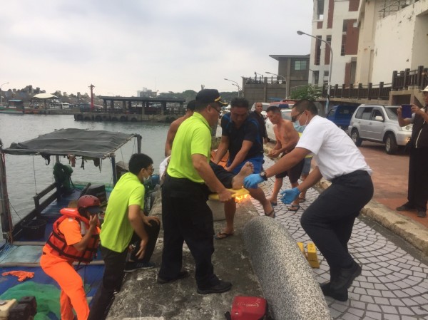 花蓮石梯坪風景區下午有2名釣客落海，其中一人幸運獲救，另名釣客送醫急救無效。（海巡署提供）