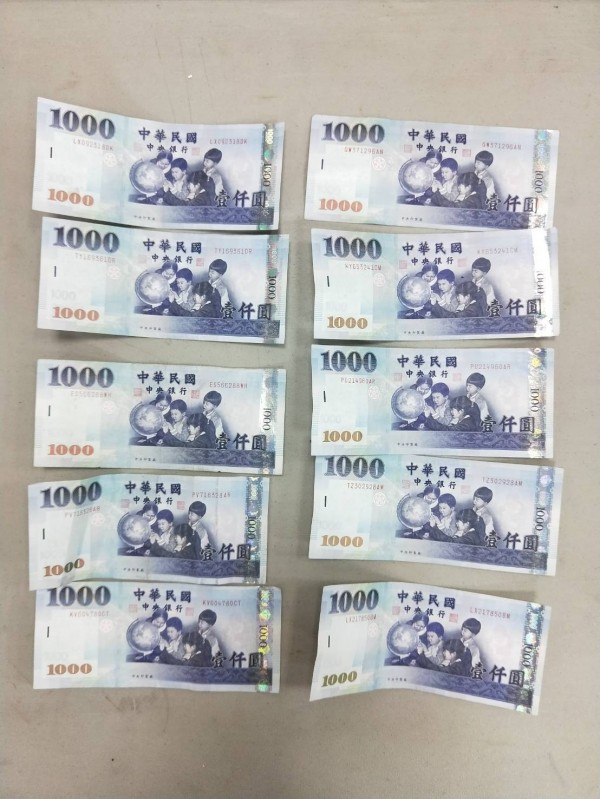 鄧男落網後警方在他身上起出刮彩券中獎的1萬元。（記者吳昇儒翻攝）