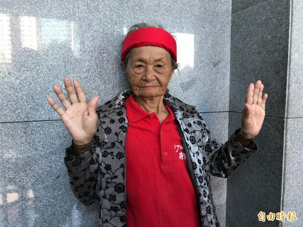 魯凱族阿嬤鍾秀戀，雖已92歲仍身體強健，她透露到健康站和朋友們一起跳舞，不僅是她生活最大興趣，也是讓心情愉悅的良方。（記者張安蕎攝）