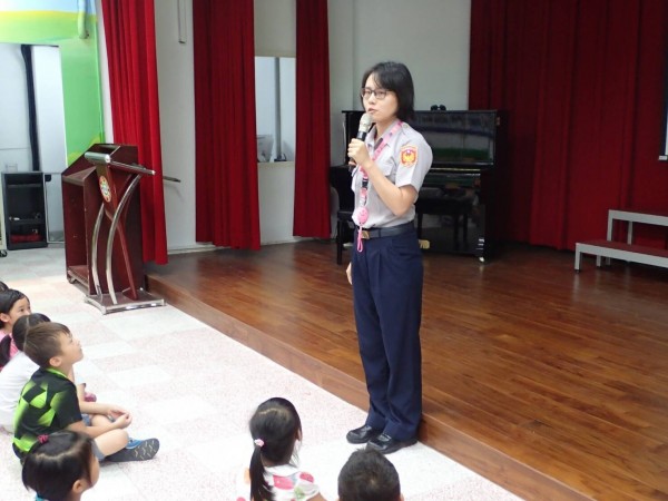 女警張書綾到指南國小進行宣導。（記者姚岳宏翻攝）