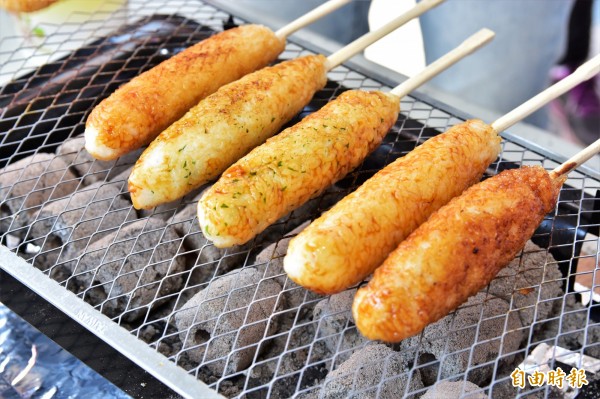 宜蘭三星鄉推廣米食文化，推出「日式烤米棒」。（記者張議晨攝）