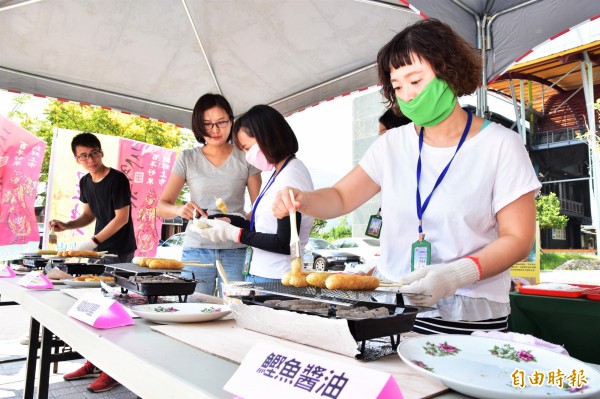 宜蘭三星鄉推廣米食文化，推出「日式烤米棒」。（記者張議晨攝）