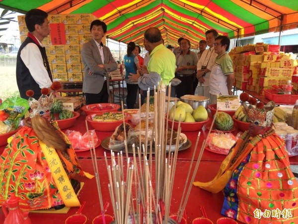 台江人今日擔牲禮前往曾文溪舊河道，祭拜溪神求保佑。（記者邱灝唐攝）