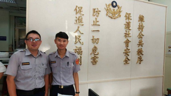 台北市士林警分局後港派出所警員廖展興、何友倫以一句「香港什麼時候開始產石油了？」及時攔阻中小企業公司的老闆被詐騙美金。（記者陳恩惠翻攝）