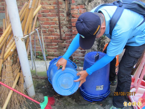 台南市環保局到各校園檢測有無積水容器。（記者邱灝唐攝）