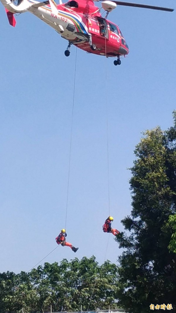 新北市政府今天舉辦「災害醫療救援隊」DMAT成軍演練，模擬直升機吊掛患者後送就醫。（記者吳仁捷攝）