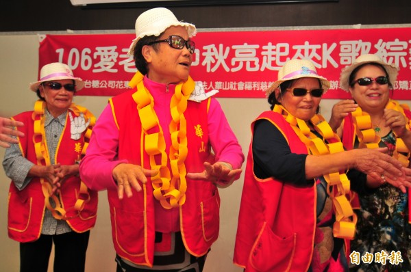 公媽也有free style！花蓮華山基金會服務的弱勢及獨居公媽們，輪流上台唱歌跳舞。（記者花孟璟攝）
