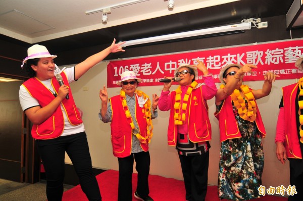 公媽也有free style！花蓮華山基金會服務的弱勢及獨居公媽們，輪流上台唱歌跳舞。（記者花孟璟攝）