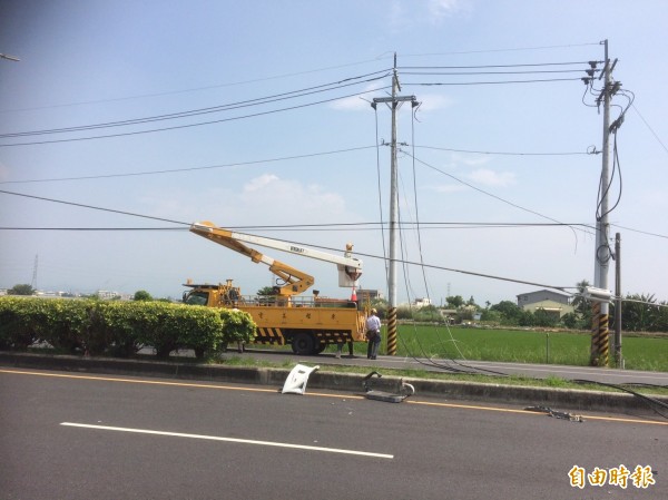 台電人員搶修電力。（記者林國賢攝）