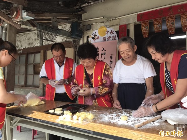 華山基金會義工陪著鍾文郎（右二）做月餅。（記者王秀亭攝）