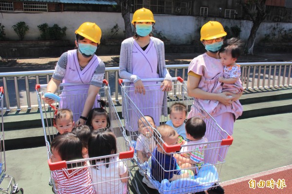 武林國小防災演練，嬰幼兒也不缺席，紛乘坐在大推車中，由教師們推到操場集合。（記者張安蕎攝）