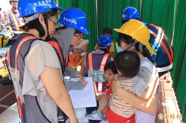 武林國小防災演練，嬰幼兒也不缺席，教師們仔細清點人數，確認每一位孩童的安全集結。（記者張安蕎攝）