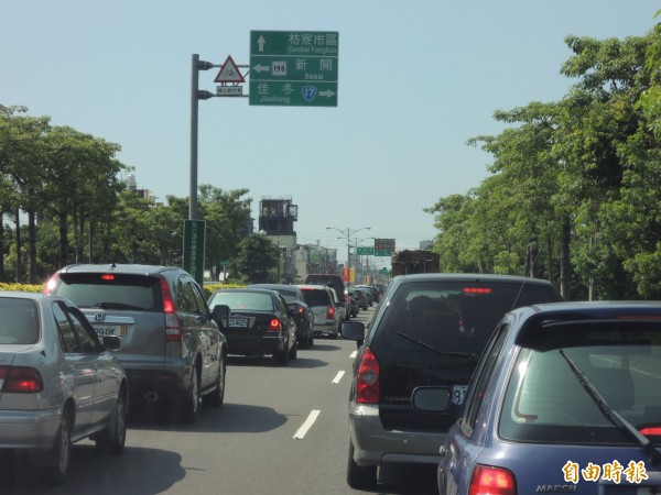 為紓解屏鵝公路假日塞車問題，屏東警方將透過現代科技計算出最即時的交通流量，統一控管沿線號誌，發揮紓解車潮最大效能。（記者李立法攝）