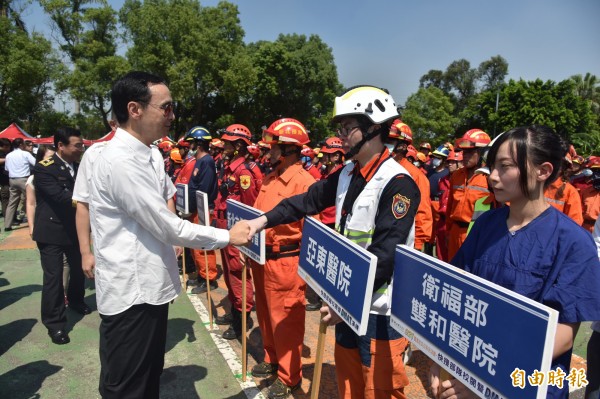 明天是9月21日「國家防災日」，新北市政府消防局今天在板橋435藝文特區進行快搜部隊成軍儀式及演練。（記者賴筱桐攝）