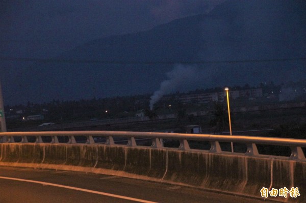 露天焚燒的空氣難聞。（記者陳彥廷攝）