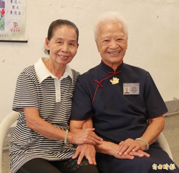 83歲的慈濟志工許碧妍（左）手攬著黃蔡寬（右）說，以前生小孩很恐怖，因為有黃蔡寬，才敢放心生小孩，是她這輩子的恩人。（記者陳冠備攝）