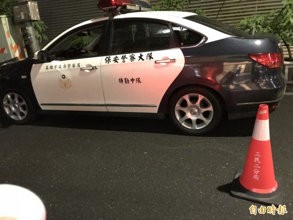 歹徒今晨於高市街頭遇特警心虛開冷槍，保大和新興警方逮獲1人起出2把改造手槍。（記者黃良傑攝）