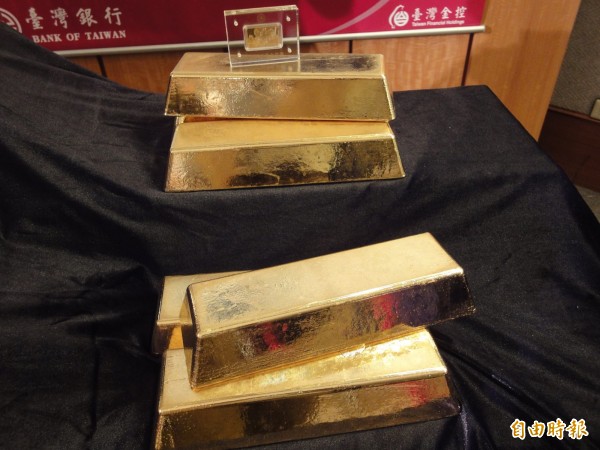 受到美國聯準會(Fed)年底恐再次升息的影響,國際金價表現疲軟,並失守每英兩1300美元大關。(記者盧冠誠攝) 受到美國聯準會(Fed)年底恐再次升息的影響,國際金價表現疲軟,並失守每英兩1300美元大關。(記者盧冠誠攝)