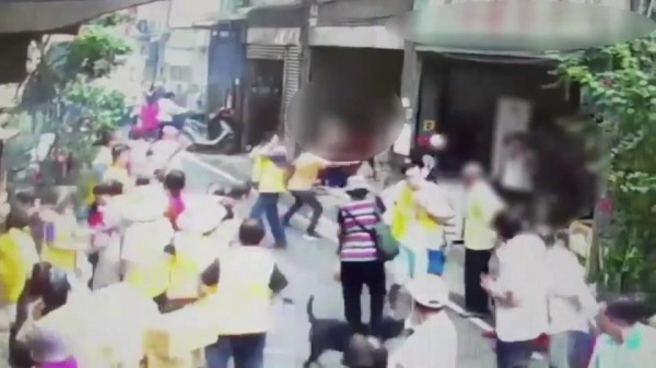 陈男开枪瞬间(编辑余衡翻摄)