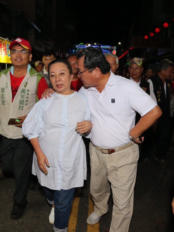 嘉義縣長張花冠因立委陳明文搭肩講話,認為感到不舒服提告性騷擾。(記者林宜樟翻攝)