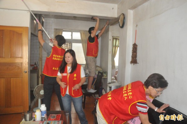 華山基金會志工今天到獨居老人高春麒家中打掃，不到一小時就煥然一新。（記者俞肇福攝）