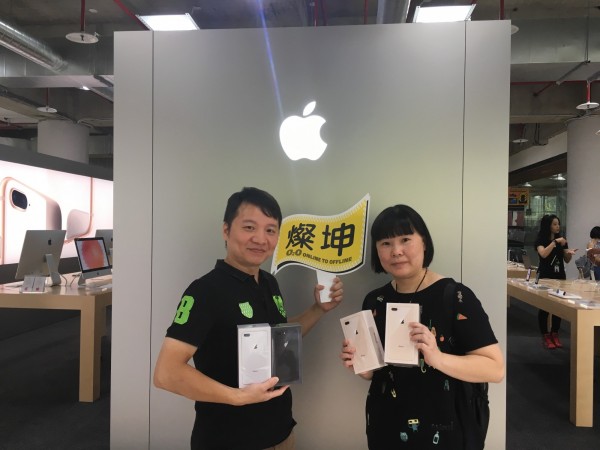 吳先生帶著太太前往燦坤內湖旗艦店購買iPhone 8 Plus 手機（圖由燦坤提供）