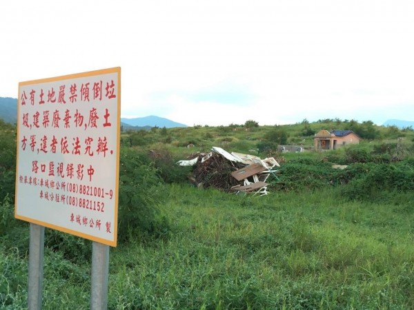 海口公墓遭亂倒廢棄物。（記者蔡宗憲翻攝）