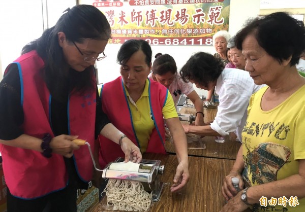 製作米意麵。（記者楊金城攝）