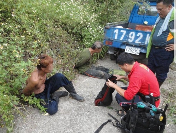 結夥盜採牛樟芝及金線蓮，山老鼠遇埋伏警，癱坐認栽。（記者陳賢義翻攝）