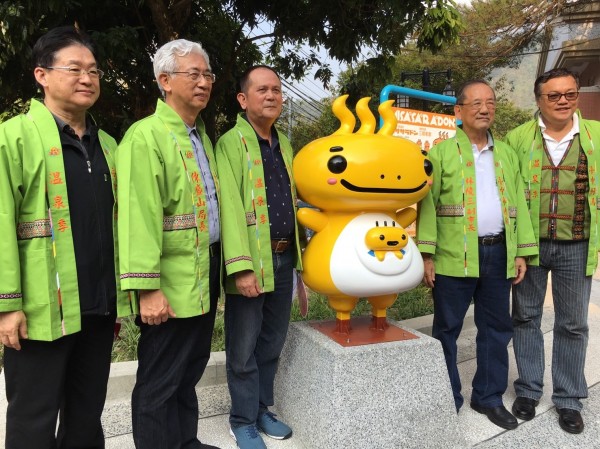 日本鳥取縣三朝溫泉區贈送吉祥物「米莎莎」雕塑。（中市觀旅局提供）