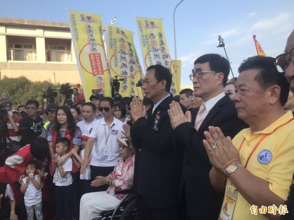 鴻海董事長郭台銘（右3）、台北市副市長李四川（右2）擔任主祭官，為湄洲媽祖接風洗塵。（記者葉冠妤攝）