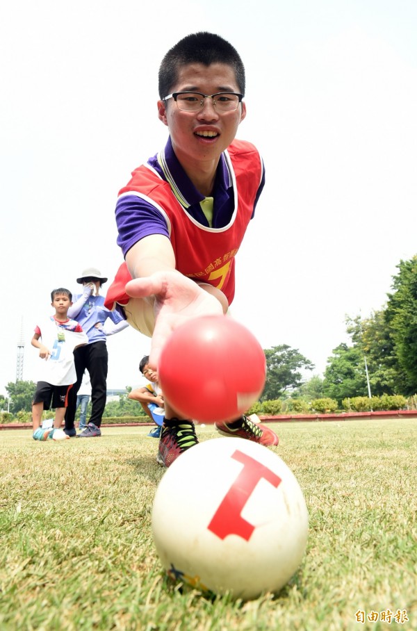 很多球友打過一次球就喜愛上了WISER球，目前已在臺灣各地校園逐漸推廣。（記者張忠義攝）