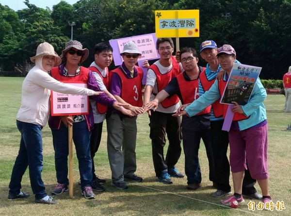 來自台南市拿波灣隊大家相互加油打氣。（記者張忠義攝）