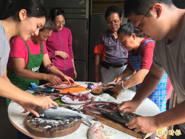 學員從虱目魚去鱗到剖背、去內臟、去鰓，全自己動手體驗。（記者蔡文居攝）