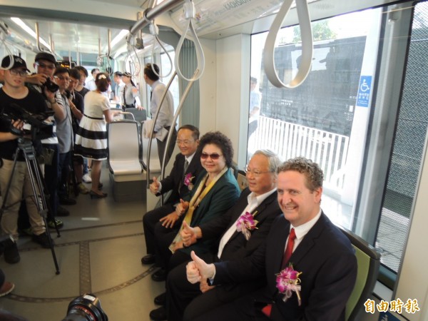 高雄市長陳菊試乘最新通車的輕軌路段。(記者王榮祥攝)