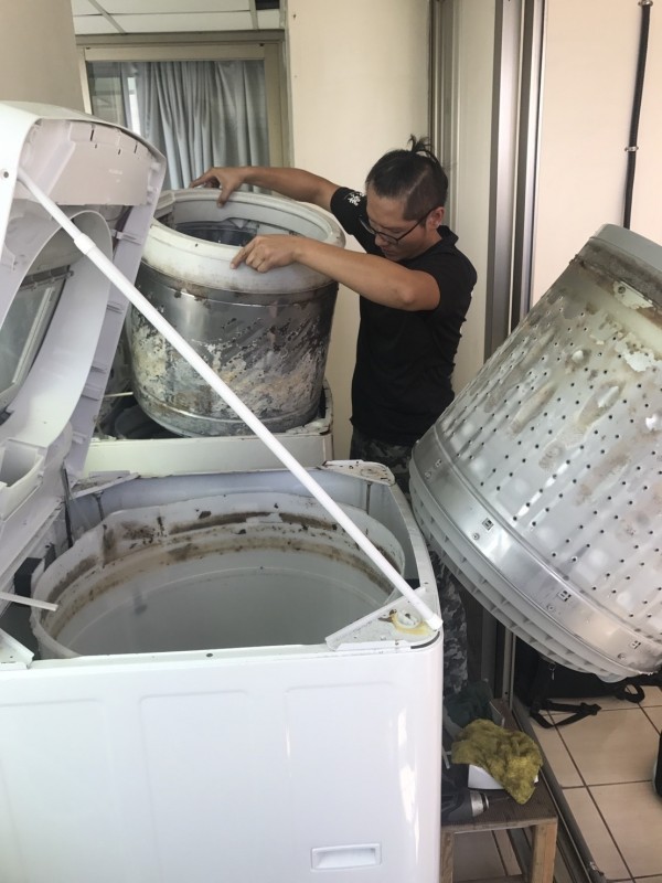 愛麗潔洗衣機清洗家人員替創世基金會苗栗分院清洗洗衣機。（圖由院方提供）