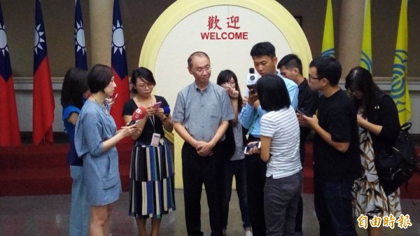國民黨團書記長陳永德上午接受媒體堵訪，談論李新近期異常狀況。（記者黃建豪攝）