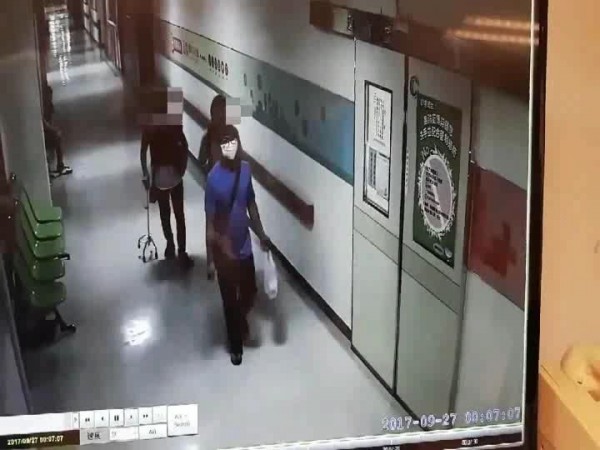 尤嫌（前）戴口罩、提假藥袋，穿梭高榮樓層提款。（記者黃旭磊翻攝）
