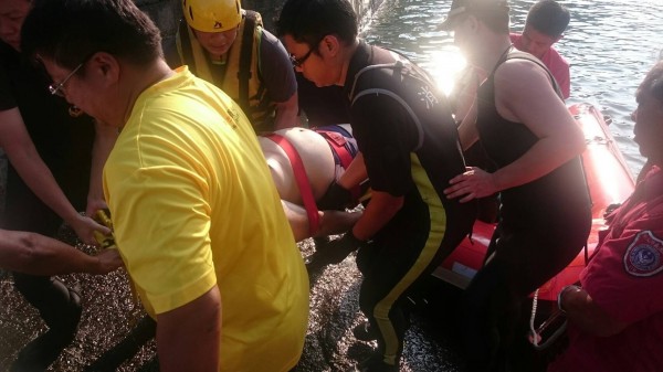 救護人員將梅男從橡皮艇內搬運上救護車，送醫搶救。（記者吳昇儒翻攝）