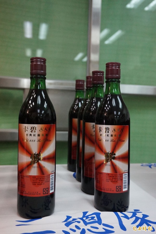 保三總隊在平和光查獲的「卡碧888經典紅葡萄酒」私劣酒。（記者歐素美攝）